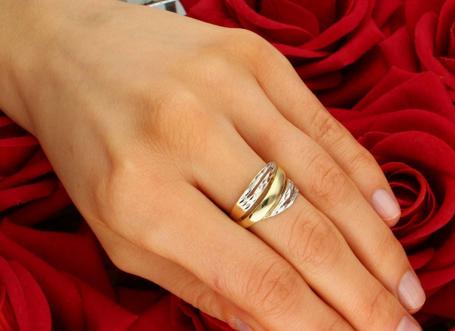 Złoty pierścionek 585 szeroki grawerowane  białym złotem paski PI 4645. Szeroki złoty pierścionek 585 tłoczony z grawerowanym brzegiem. Ten piękny, elegancki pierścionek wykonano z żółtego1.jpg